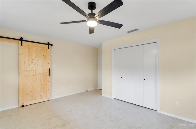 413 W Jonquil Ave, Mcallen, TX 78501 - unfurnished bedroom with baseboards, a closet, a barn door, and ceiling fan