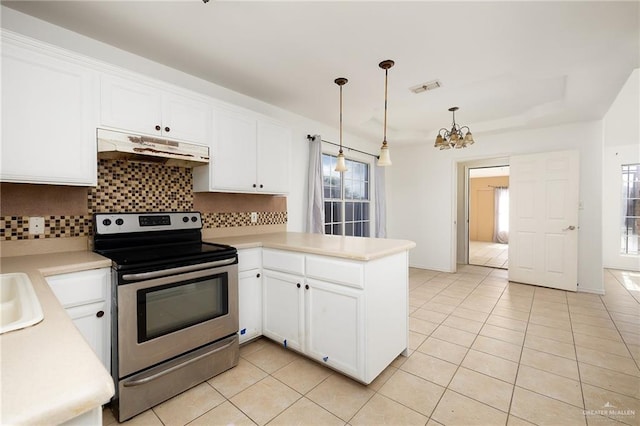 kitchen with kitchen peninsula, electric stove, pendant lighting, a notable chandelier, and white cabinetry