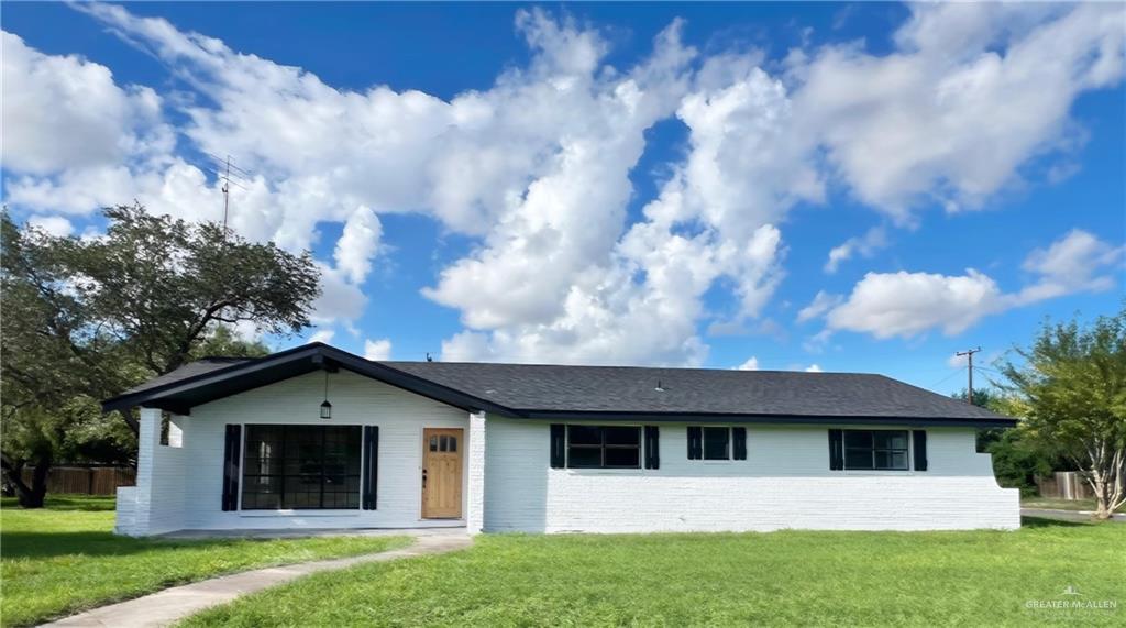 ranch-style house featuring a front yard