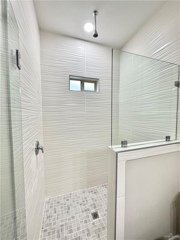 bathroom featuring a tile shower