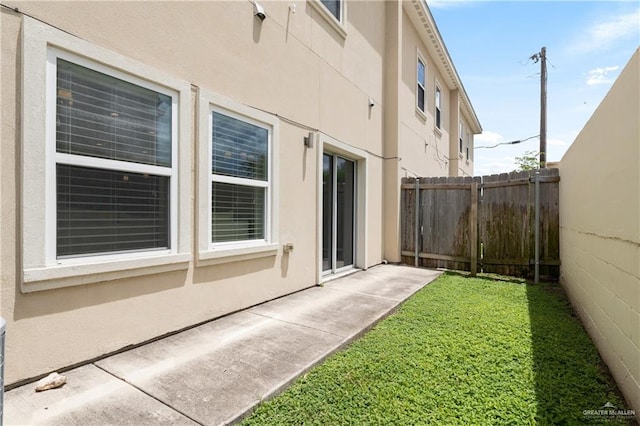 view of yard with a patio area