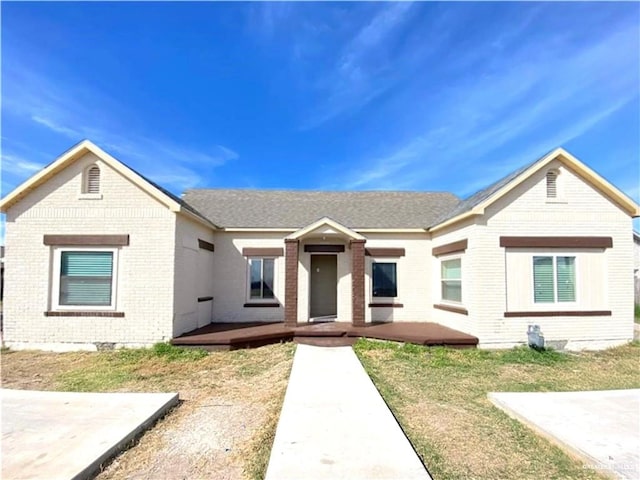 view of front facade featuring a front yard