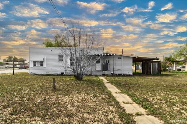 view of front of home with crawl space and a front yard