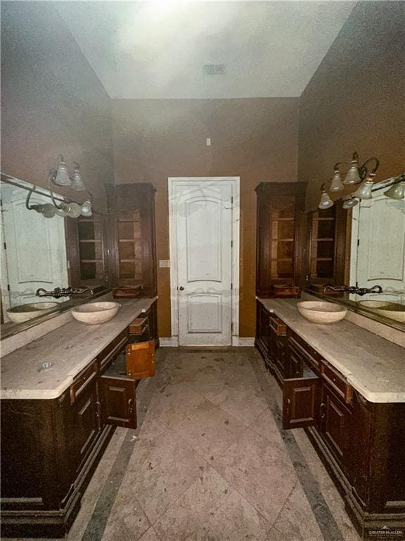 4132 Cosentino Dr, Mcallen, TX 78504 - full bath with vanity and high vaulted ceiling