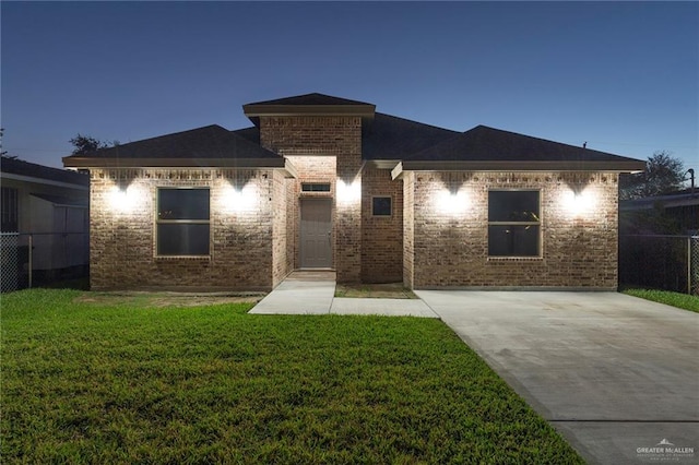 view of front facade featuring a lawn