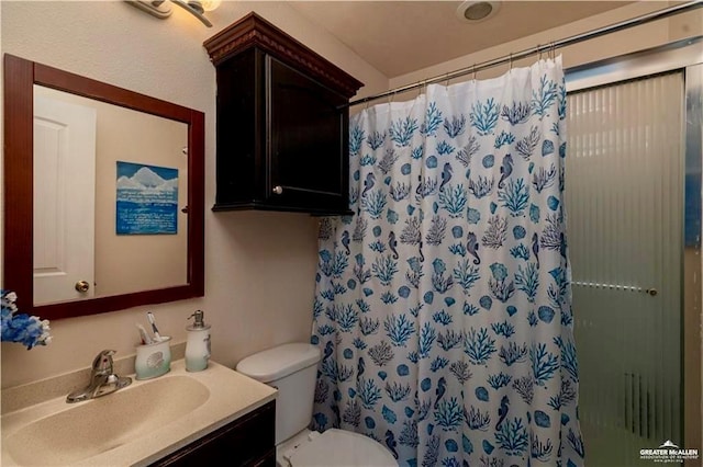 full bath featuring curtained shower, toilet, and vanity