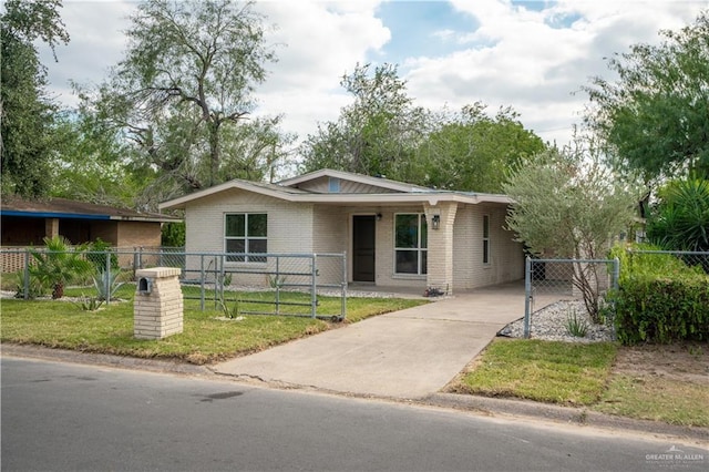 view of front of home featuring a front lawn