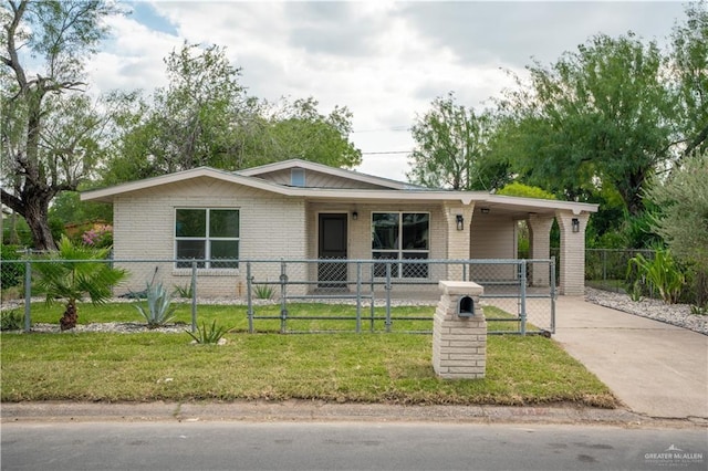 view of front of house featuring a carport and a front yard