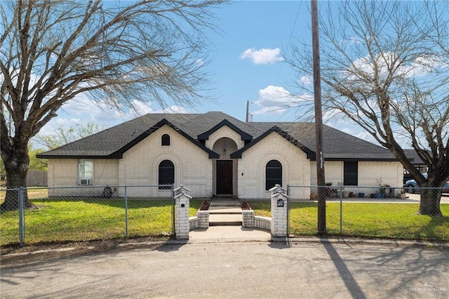 view of front of home featuring a front lawn