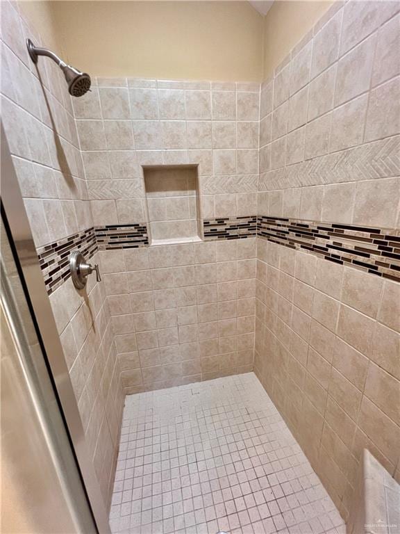 bathroom featuring a tile shower