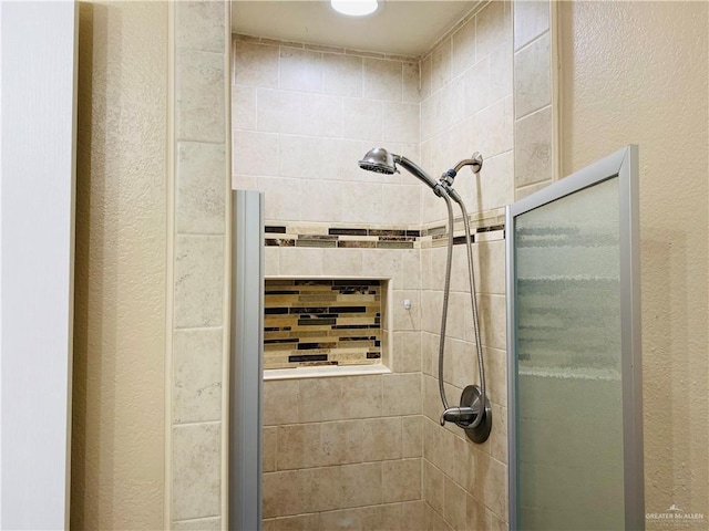 bathroom featuring tiled shower