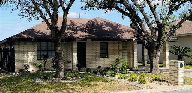 view of front facade featuring a front yard