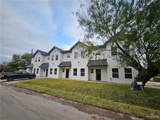 view of front of house with a front lawn