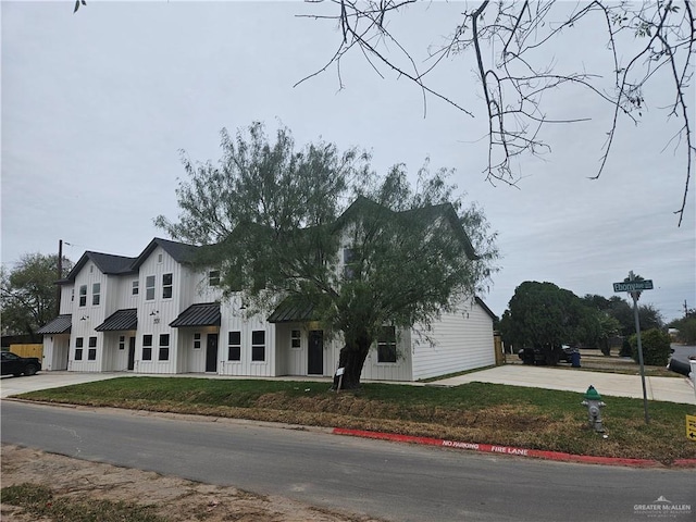 view of front of property with a front yard