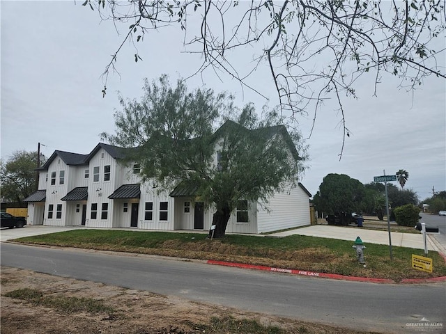 view of front of house with a front yard