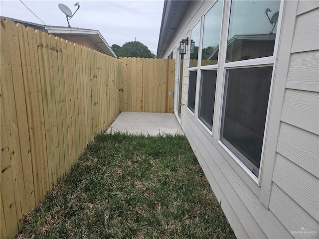 view of yard featuring a patio