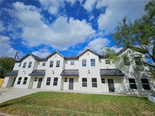 view of front of house with a front yard