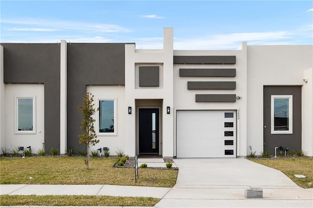 view of front of property featuring a front yard