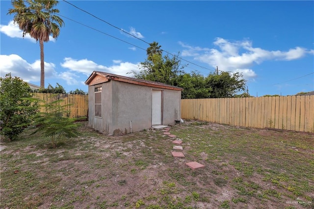 view of yard featuring a storage shed