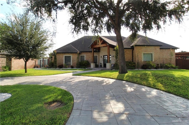 view of front of house with a front lawn