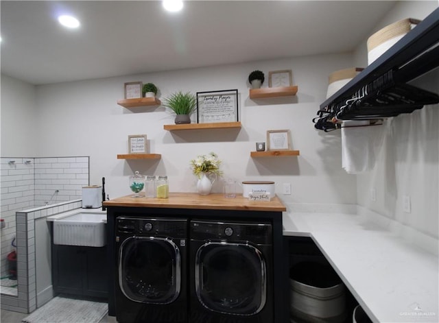 laundry room featuring sink and independent washer and dryer