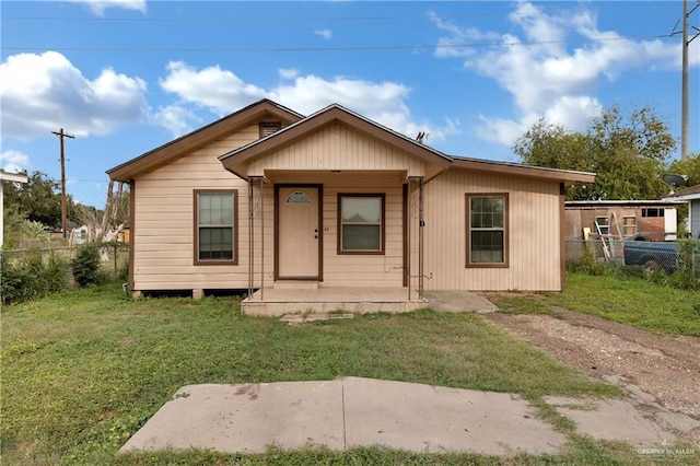 view of front facade featuring a porch and a front yard