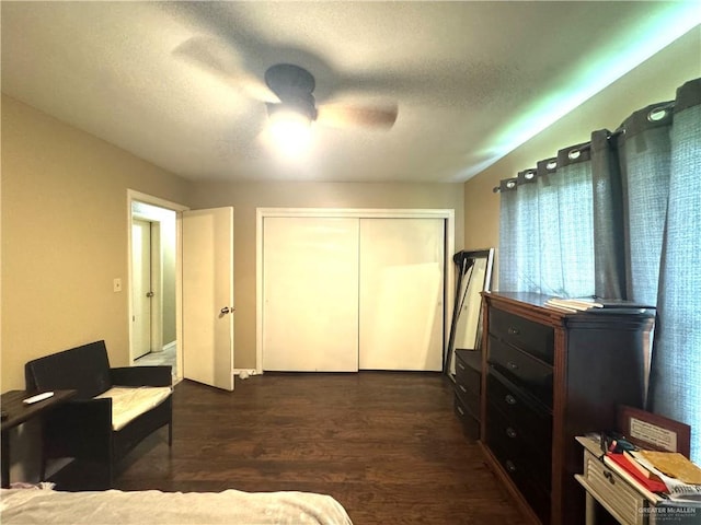907 W 7th St, Weslaco, TX 78596 - bedroom with dark wood-type flooring, a closet, a ceiling fan, and a textured ceiling