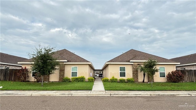 view of front of house featuring a front yard