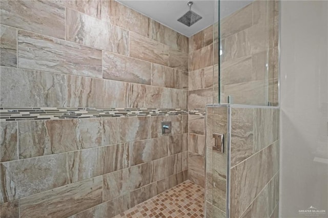 bathroom featuring tiled shower