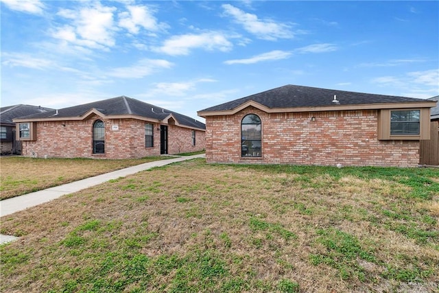 single story home with a front lawn