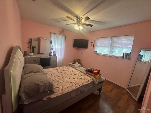 1008 S 3rd St, Edinburg, TX 78539 - bedroom featuring wood finished floors, multiple windows, a ceiling fan, and a textured ceiling