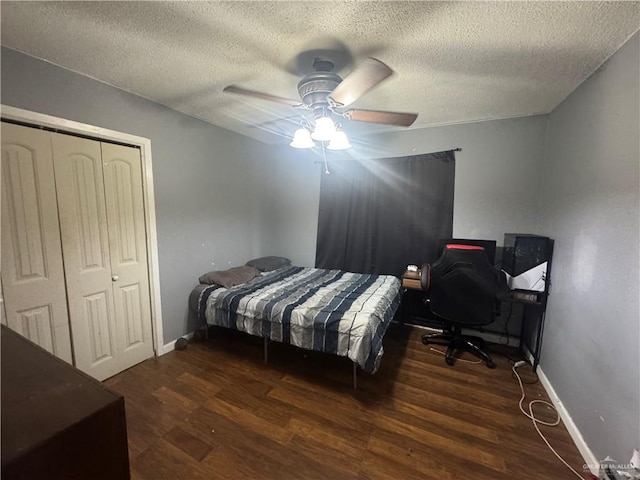 1008 S 3rd St, Edinburg, TX 78539 - bedroom with wood finished floors, a closet, a textured ceiling, ceiling fan, and a desk