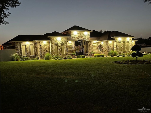 view of front facade featuring a yard