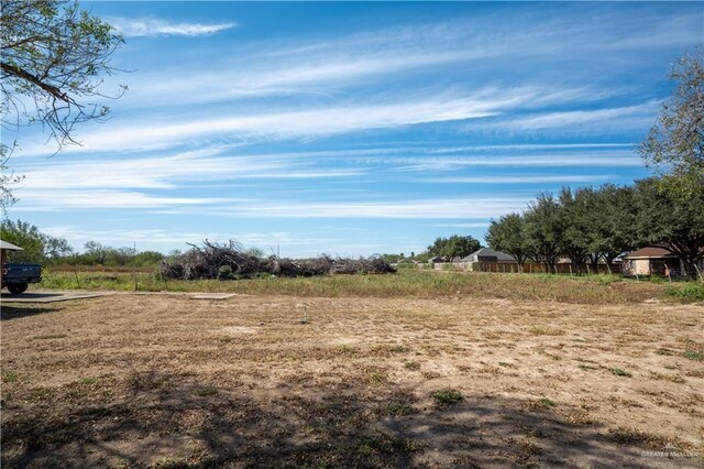 view of yard featuring a rural view