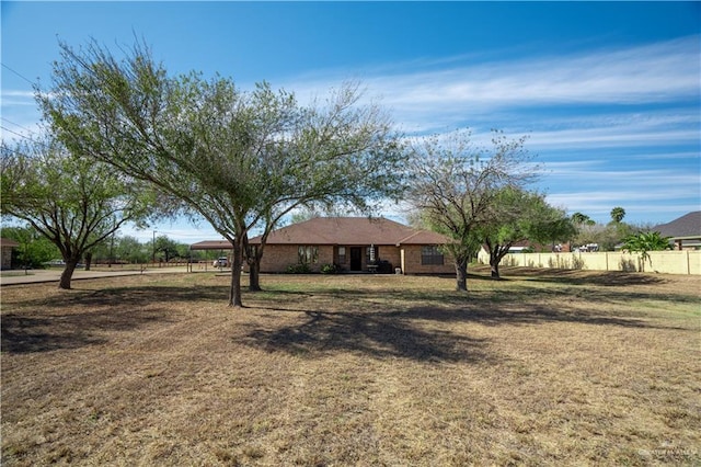 view of front of home featuring a front yard