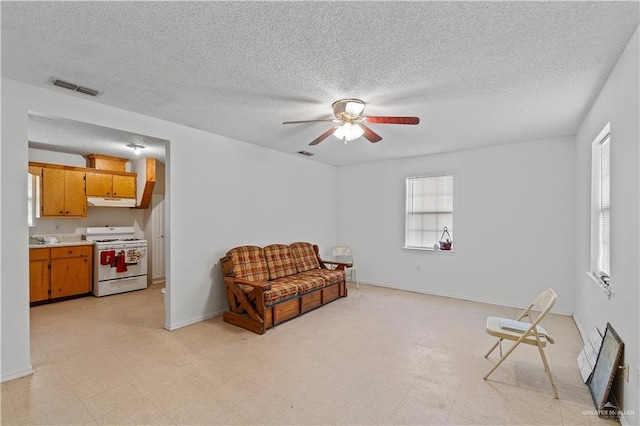 sitting room with ceiling fan