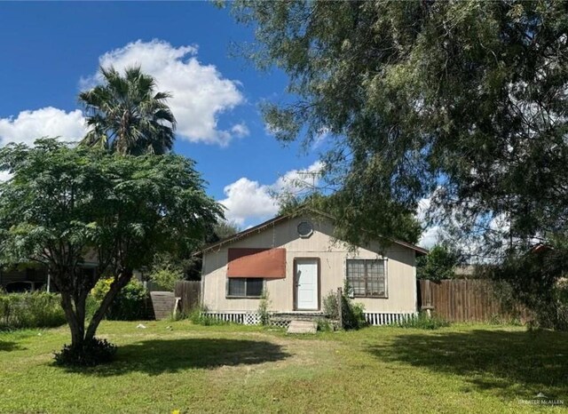 view of front facade featuring a front yard