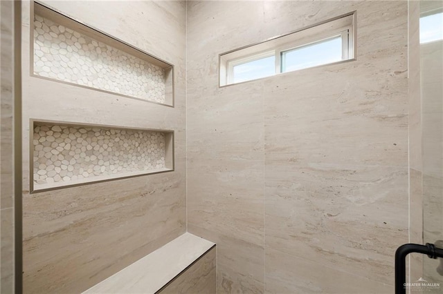 bathroom featuring a tile shower