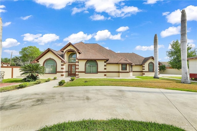 view of front of property featuring a front lawn