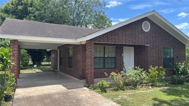 view of front of house featuring a carport and a front yard