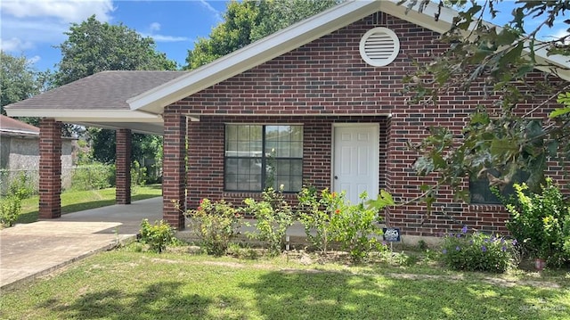 view of front of property featuring a front lawn