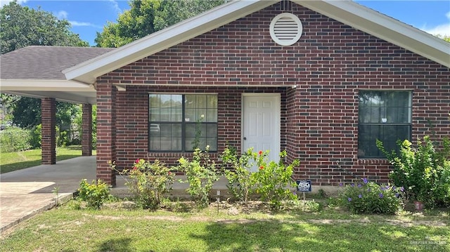 view of front of property featuring a front yard