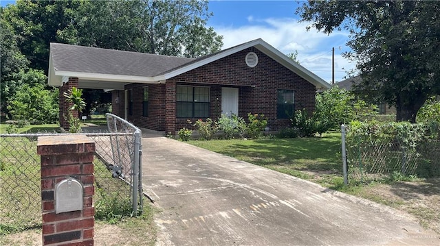 view of front of property featuring a carport and a front yard