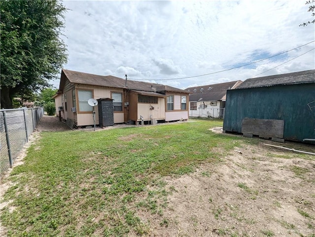 view of yard with an outbuilding