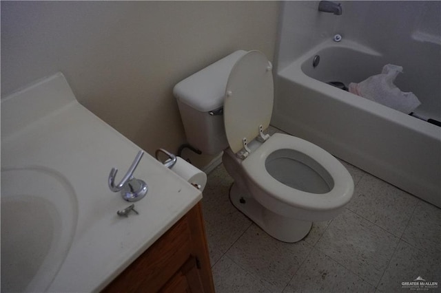 full bath featuring a washtub, vanity, and toilet