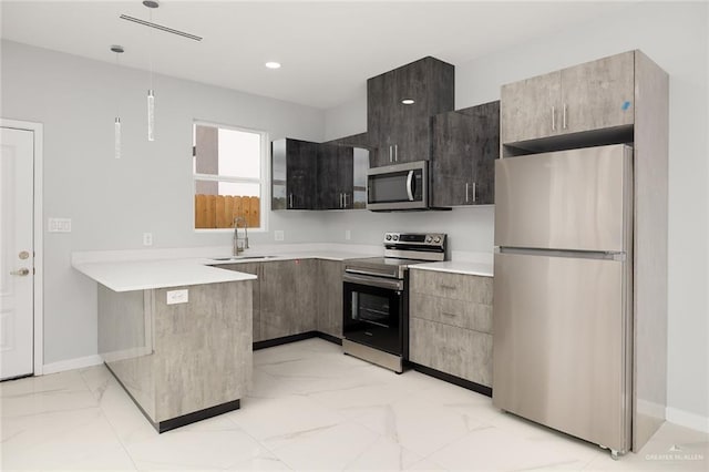 kitchen with sink, decorative light fixtures, stainless steel appliances, and kitchen peninsula