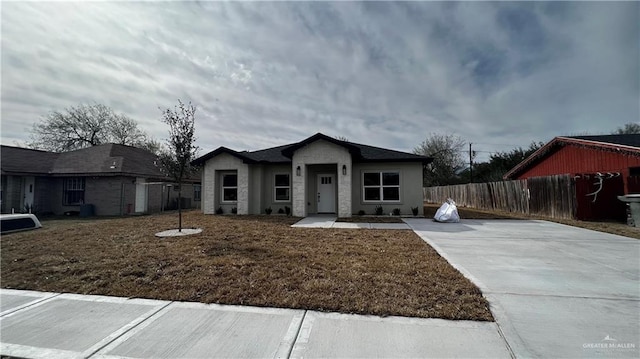 ranch-style house featuring a front yard