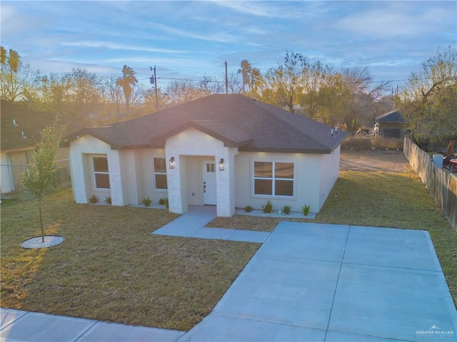 view of front of house featuring a front yard