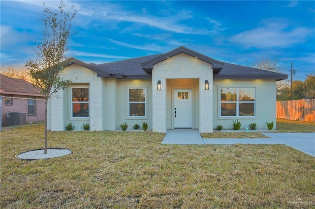 single story home featuring a front lawn