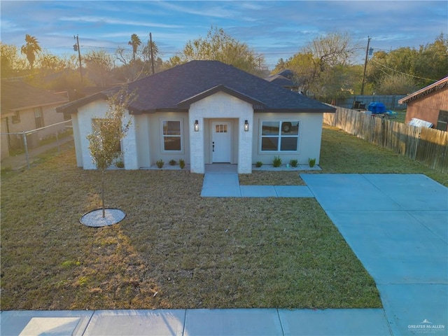 view of front of house featuring a front lawn